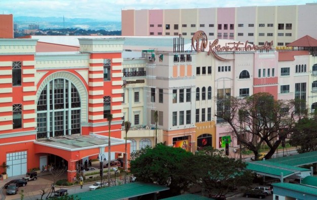 Resorts-World-Manila-Exterior-e1405083042391.jpg