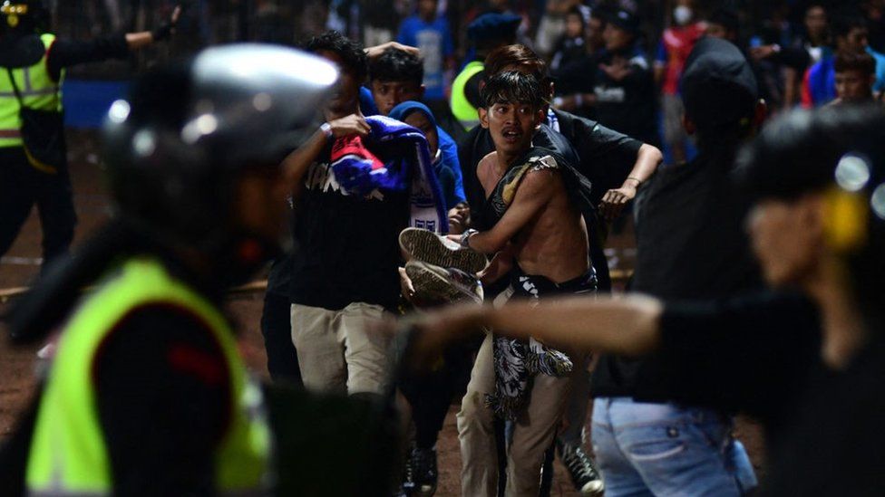印度尼西亚：球迷“死在体育场迷恋球员的怀抱”