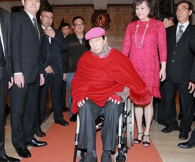 霍启刚结婚时，何鸿燊坐着轮椅也要去喝喜酒，他是为了如今的<span class=